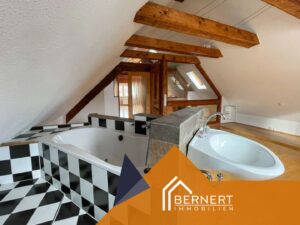 Schlafzimmer mit Badewanne
