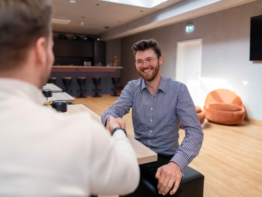 Handschlag zwischen zwei Personen im Empfangsbereich