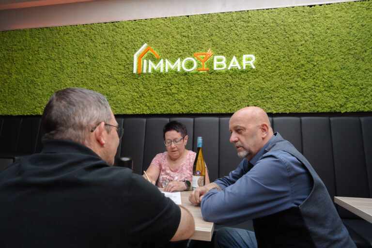 Beratungsgespräch in der ImmoBar von Bernert Immobilien