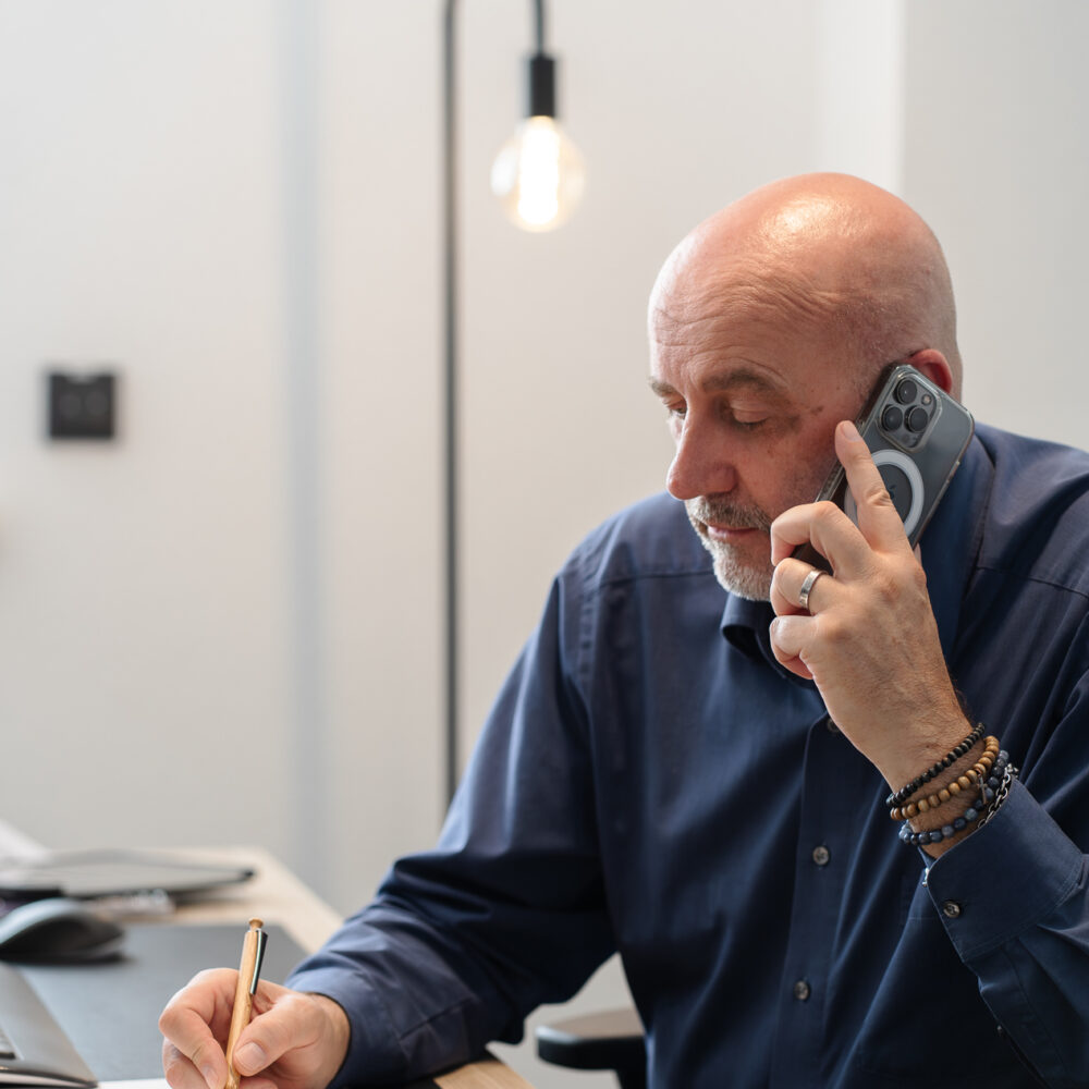 Immobilienmakler am Telefon