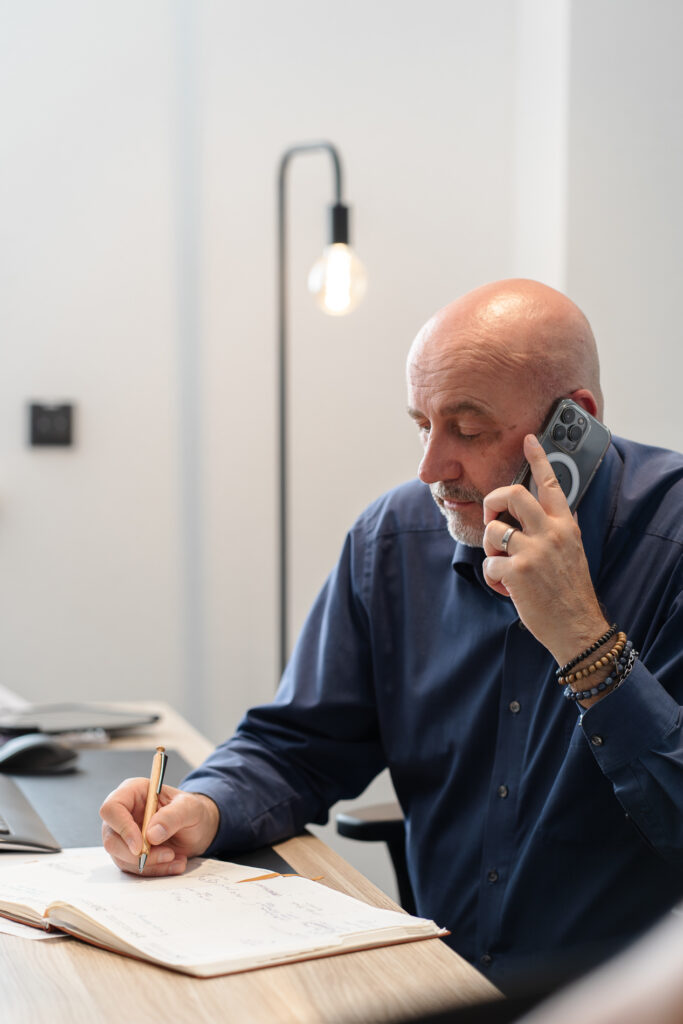 Immobilienmakler am Telefon