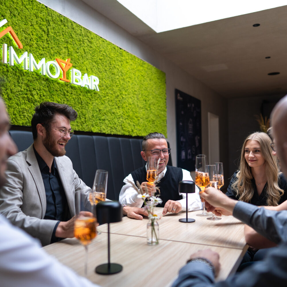 Personen gemeinschaftlich in der Immobar
