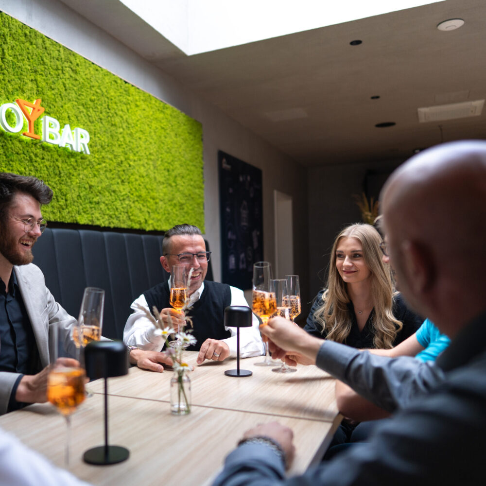 Personen gemeinschaftlich in der Immobar