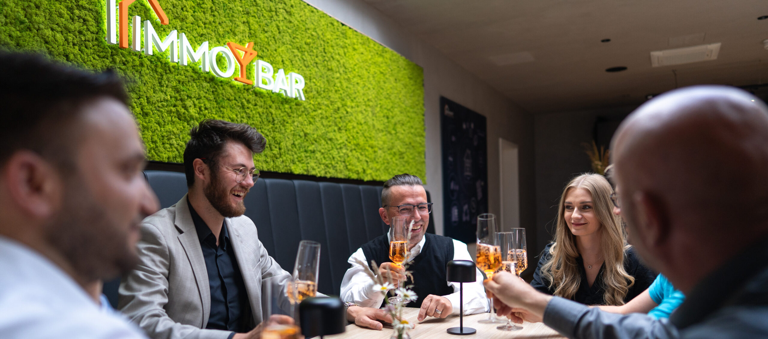 Personen gemeinschaftlich in der Immobar