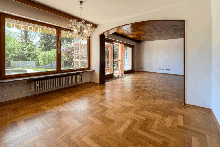 Leeres Wohnzimmer mit Parkettboden vor dem Home Staging