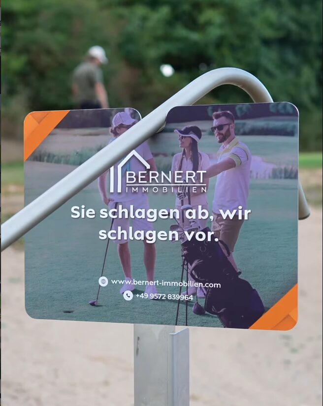 Bernert-Werbeschild am Bunkerrechen des Golfclub Kronach