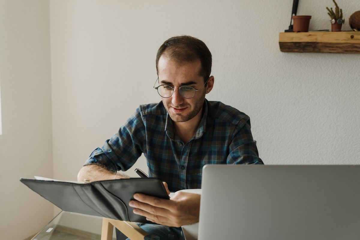 Person meldet sich am Laptop an