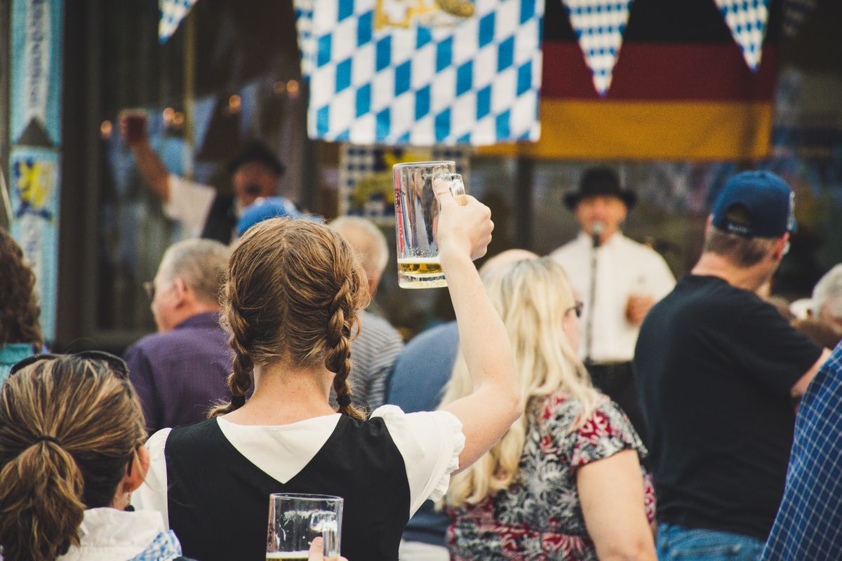 Feiernde Menschen auf dem Volksfest