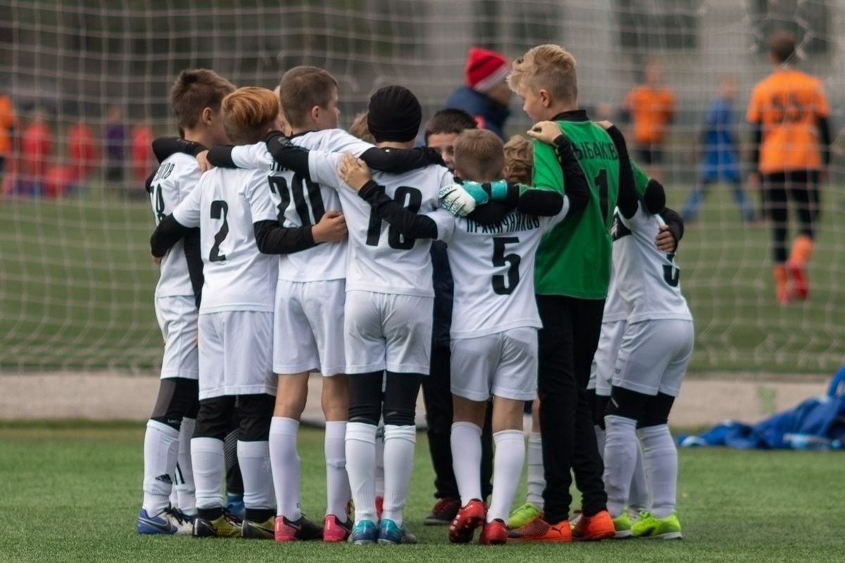 Jugend-Fußballteam im Mannschaftskreis