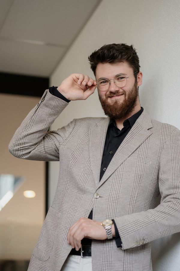 Roland Bernert im Sakko, Foto aus dem Buch